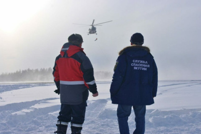 Двух рыбаков, застрявших на снегоходах, спасли в Якутии /    Республика Саха (Якутия)