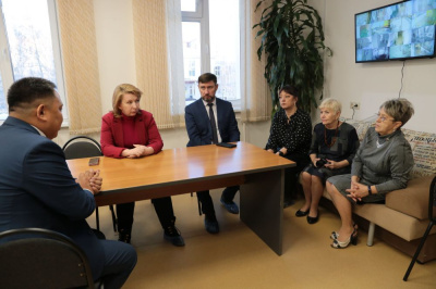 Зампред правительства Ольга Балабкина продолжает работу в Мирнинском районе /  Мирный  