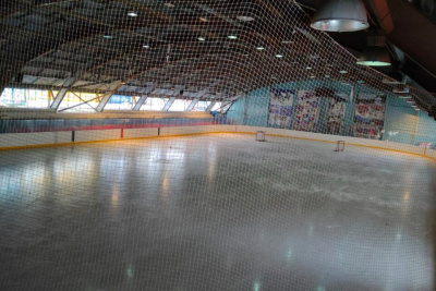 В посёлке Серебряный Бор отремонтируют хоккейный каток /    