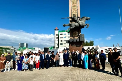 В день 82-й годовщины Курской битвы на площади Победы Якутска возложили цветы / ЯСИА   