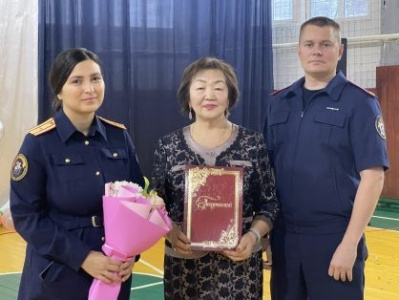 Сотрудники следственного управления поздравили воспитанников и педагогов подшефного учреждения с важным событием в жизни школы /    