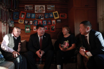 Спикер Ил Тумэна встретился с семьей мобилизованного солдата из Чурапчинского района Якутии /   Чурапчинский Республика Саха (Якутия)