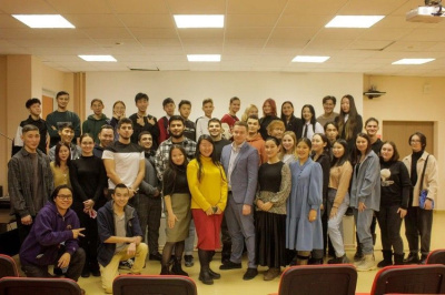 Осетинские пироги, Казбек и олимпийские чемпионы: мирнинская молодежь познакомилась с культурой и традициями Осетии /  Мирный  