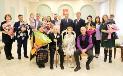 Семью Осадчих поздравили с бриллиантовой свадьбой /  Мирный  