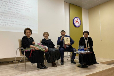 В Якутске презентовали переиздание эпоса о Нюргун Боотуре и перевод тувинского эпоса «Хунан-Кара» /  Якутск Якутск Республика Саха (Якутия)