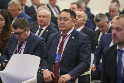 Альберт Семенов представил Совет муниципальных образований Якутии на съезде ВАРМСУ /    