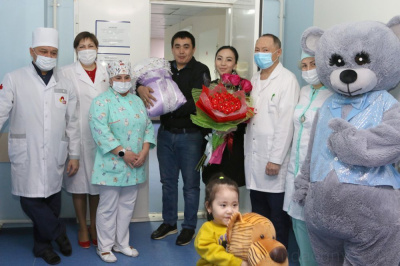 Удачнинскую роженицу поздравили с Днем матери /  Мирный  