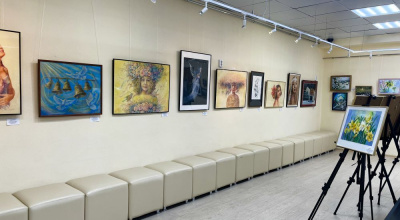 «Верность искусству»: в галерее открылась выставка в честь 60-летия ДШИ /  Мирный  