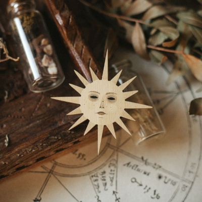 Деревянная брошка Дворникова А. "Солнце"