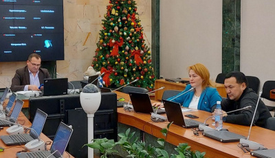 Депутаты работают с документами предстоящей сессии /  Мирный  