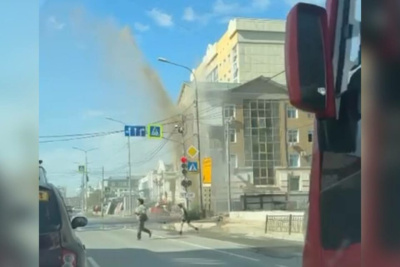 В Якутске забил фонтан грязной воды высотой в несколько этажей / Саина Титова   