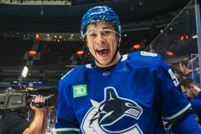Якутянин Андрей Кузьменко в овертайме принёс победу «Ванкуверу» в НХЛ /    