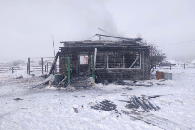 Уголовное дело возбуждено после обнаружения тела ребёнка на месте пожара в Таттинском районе / ЯСИА   