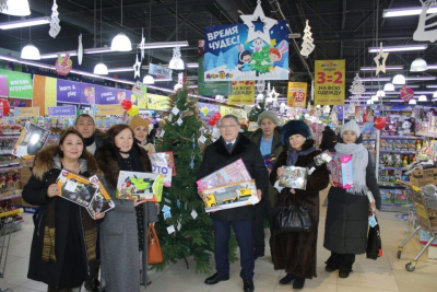 Работники Федерации профсоюзов Якутии приняли участие в акции «Елка добра» /    Республика Саха (Якутия)
