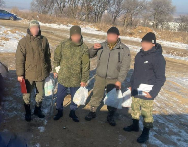 Активисты «Саха-волонтёр» передали военным блюда национальной якутской кухни /    