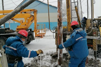 В Усть-Мае из-за сбитой опоры без электричества остались 1400 человек / ЯСИА   