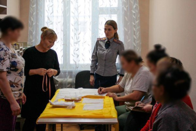 Для осужденных женщин провели мастер-класс по пошиву якутского халадая /    