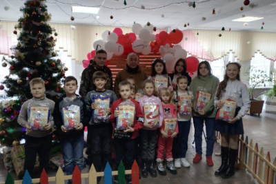 Новогодние подарки из Якутии передали детям Кировского /    