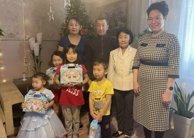 Министр труда поздравила многодетную семью из Якутска с Новым годом /  Якутск Якутск Республика Саха (Якутия)