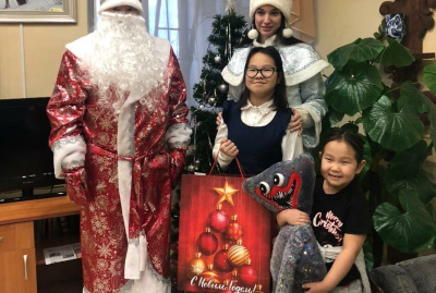 Алмазэргиэнбанк вручил подарки слабослышащим детям /    