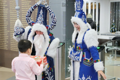 У "Елки добра" всегда многолюдно /  Мирный  