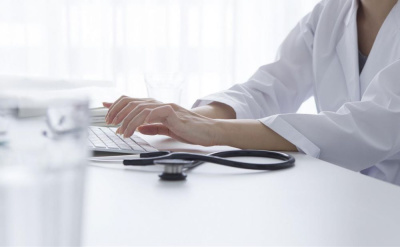 Недропользователи помогли медикам компьютерной техникой /  Мирный  