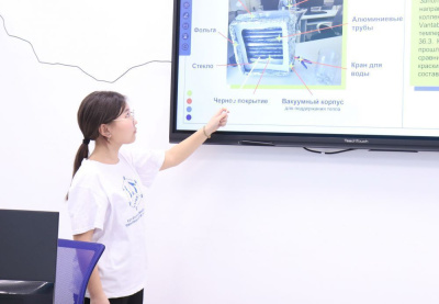 Ребята студии "Техномодуль "АЛРОСА" - победители республиканского конкурса инновационных проектов /  Мирный  