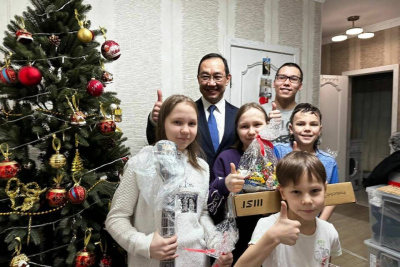 Глава Якутии подарил гитару и ноутбук детям из многодетной семьи /    