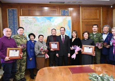 Врачей из Якутии, работавших в военных госпиталях страны, отметили наградами /    