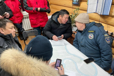 Сотрудники газовой службы и спасатели помогают жителям Сатала отогревать дома / ЯСИА   