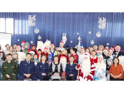 В преддверии Нового года сотрудники следственного управления поздравили воспитанников подшефной школы-интерната /    