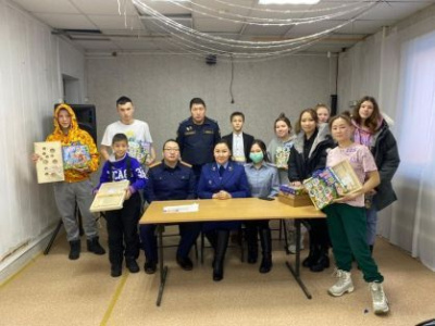 Сотрудники территориального следственного отдела поздравили  детей-сирот из Вилюйского центра содействия семейному воспитанию  с Новым годом и Рождеством /    