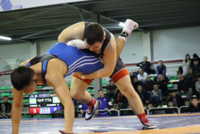 Чемпионат Якутии по вольной борьбе памяти Тарского стартовал в Чурапче /    