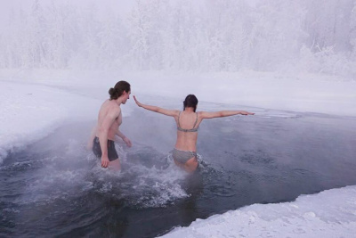 Фотофакт: в Оймяконе туристы искупались в минус 60 градусов / ЯСИА  Оймяконский Республика Саха (Якутия)