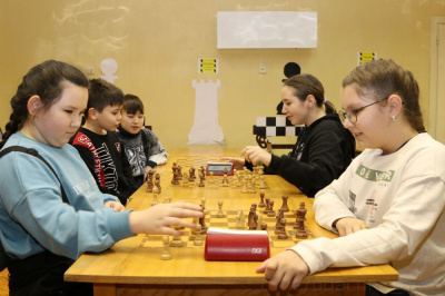 Лучшие шахматисты учатся в школе № 19 /  Мирный  