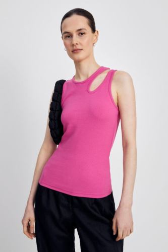 Майка с фигурным разрезом