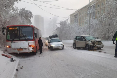 В Якутске при столкновении автобуса и легковушки пострадала женщина / ЯСИА Якутск Якутск Республика Саха (Якутия)