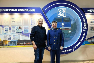 Знаком «За заслуги перед АО «АК «ЖДЯ» награжден Артур Алексеев / ЯСИА   