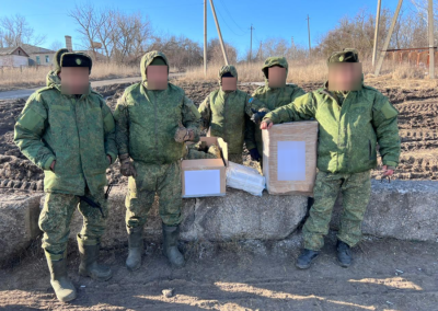 Бойцам на Запорожском направлении передали посылки из Якутии / ЯСИА   