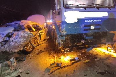 Три человека госпитализированы в Якутии после столкновения легковушки и “КамАЗа” / ЯСИА   Республика Саха (Якутия)