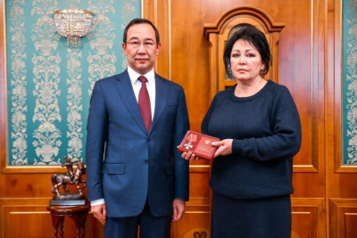 Глава Якутии передал орден Мужества матери героически погибшего участника СВО / ЯСИА   