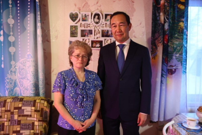 В Оленекском районе глава Якутии встретился с матерью участников СВО / ЯСИА  Оленекский Республика Саха (Якутия)