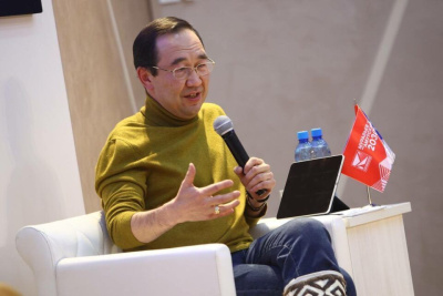 Глава Якутии встретился с участниками образовательной программы «Муравьев-Амурский 2030» / ЯСИА   Республика Саха (Якутия)