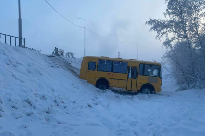 В Якутии школьный автобус съехал с трассы и застрял в снегу / ЯСИА   Республика Саха (Якутия)