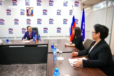 Глава Якутии провел прием граждан в общественной приемной партии «Единая Россия» / ЯСИА   