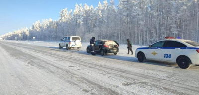 Инспекторы ДПС в Якутии помогли молодой паре, застрявшей на трассе в минус 50 градусов / ЯСИА   Республика Саха (Якутия)