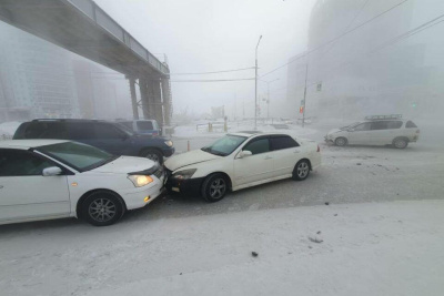 В центре Якутска произошла авария с участием трех машин / ЯСИА Якутск Якутск Республика Саха (Якутия)