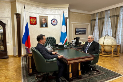 Айсен Николаев провел рабочую встречу с Вячеславом Штыровым /  Мирный  