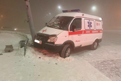 В Якутске автомобиль скорой помощи врезался в светофор. Есть пострадавший / Мария Архипова Якутск Якутск Республика Саха (Якутия)
