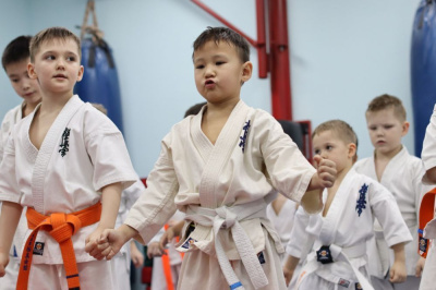 69 воспитанников заслужили свои первые пояса /  Мирный  
